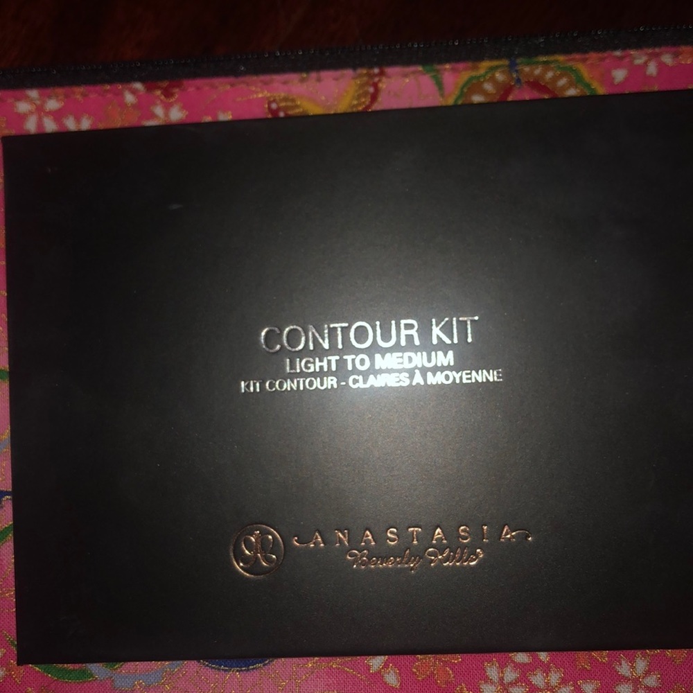 Anastasia contour kit *LIGHT TO MEDIUM*